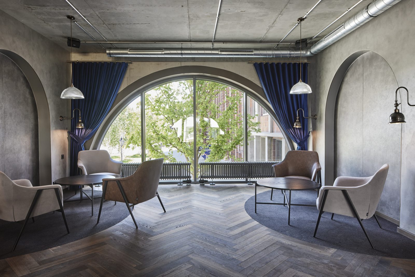 Lounge-Nische mit Sesseln am Bogenfenster