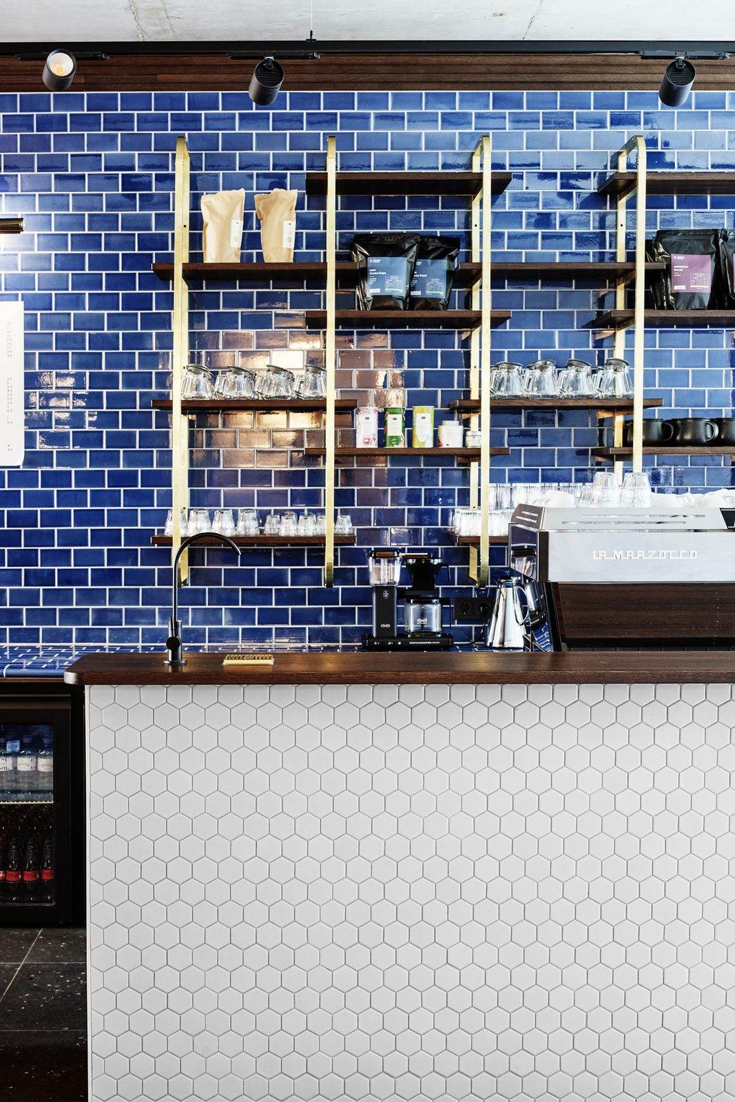 Detail der Kaffeebar mit Regalen