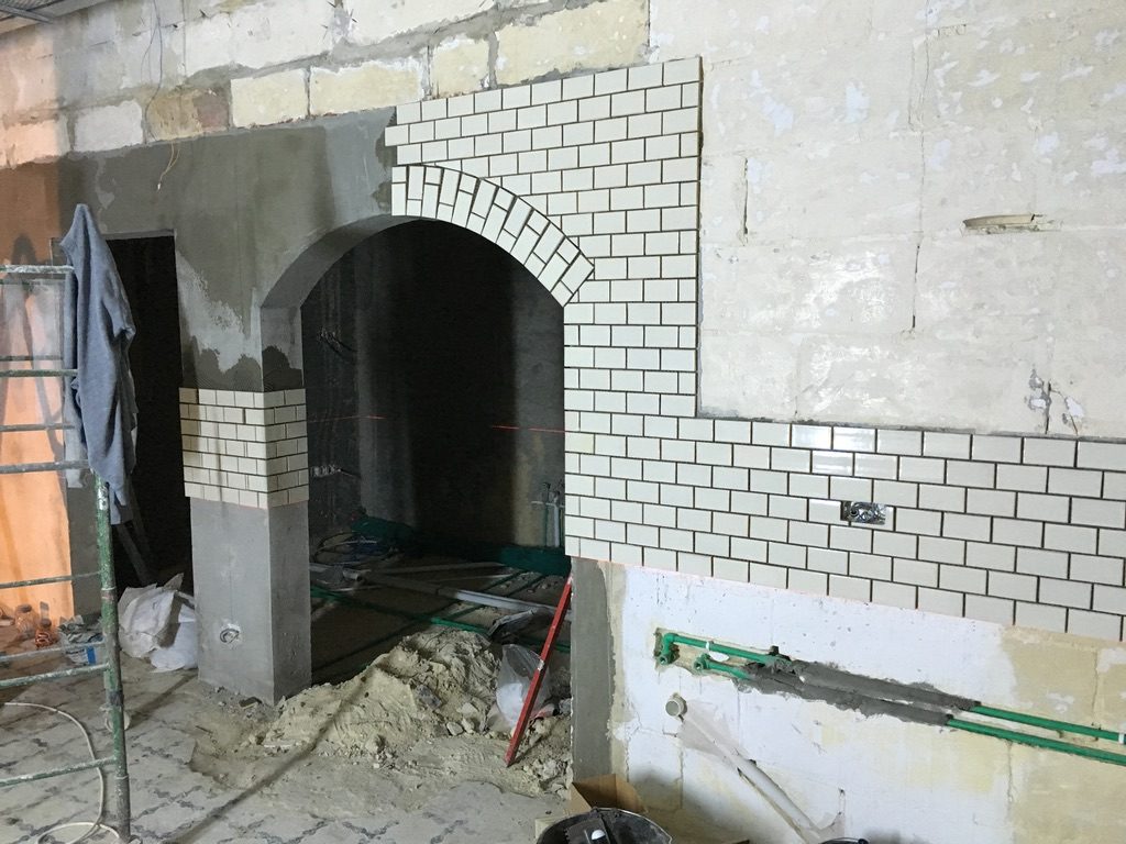 Gemauerter Bogen im Rohbau