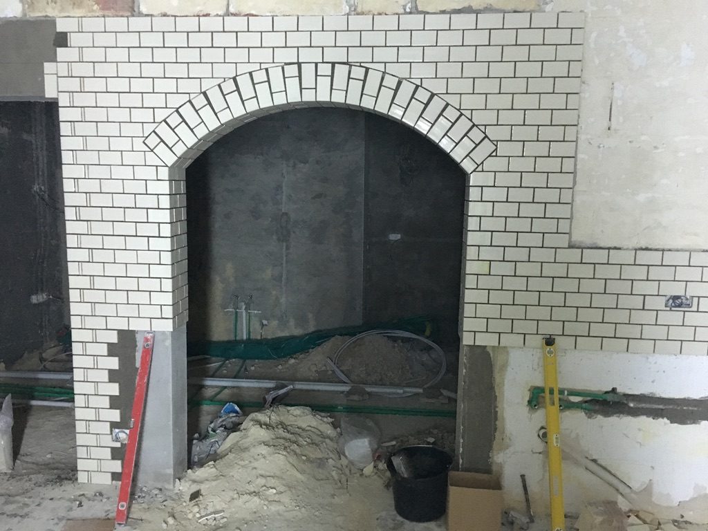 Fertig gefliester Bogen