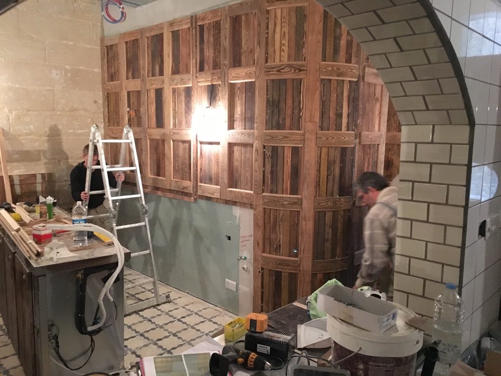 Montage der Holzvertäfelung