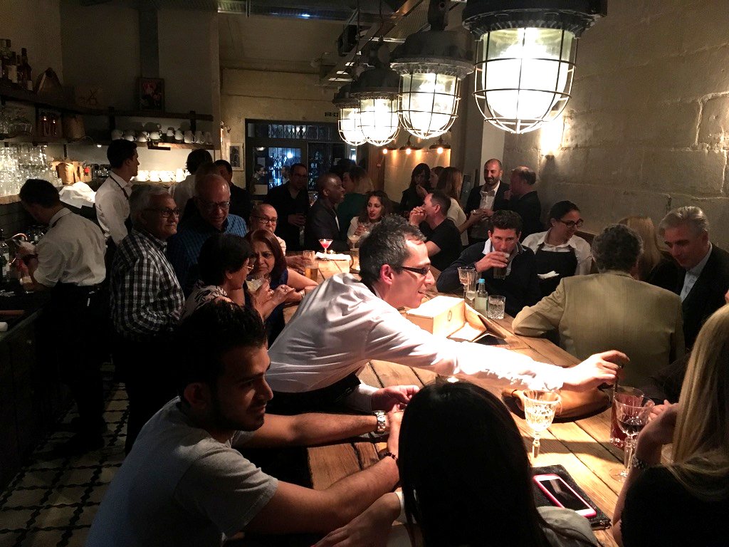 Abendbetrieb an der Bar mit Gästen